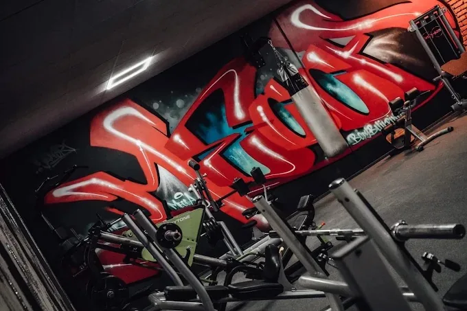 Trainingsgeräte vor der roten Graffiti-Wand im LifeForce Studio Blaufelden