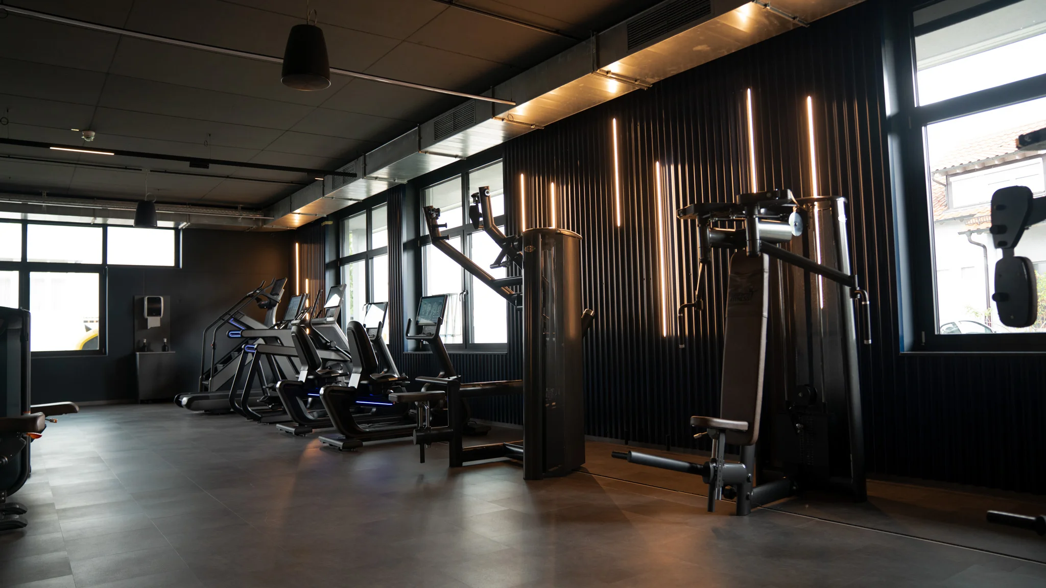 Moderne Trainingsgeräte vor Holzlamellen im LifeForce Studio