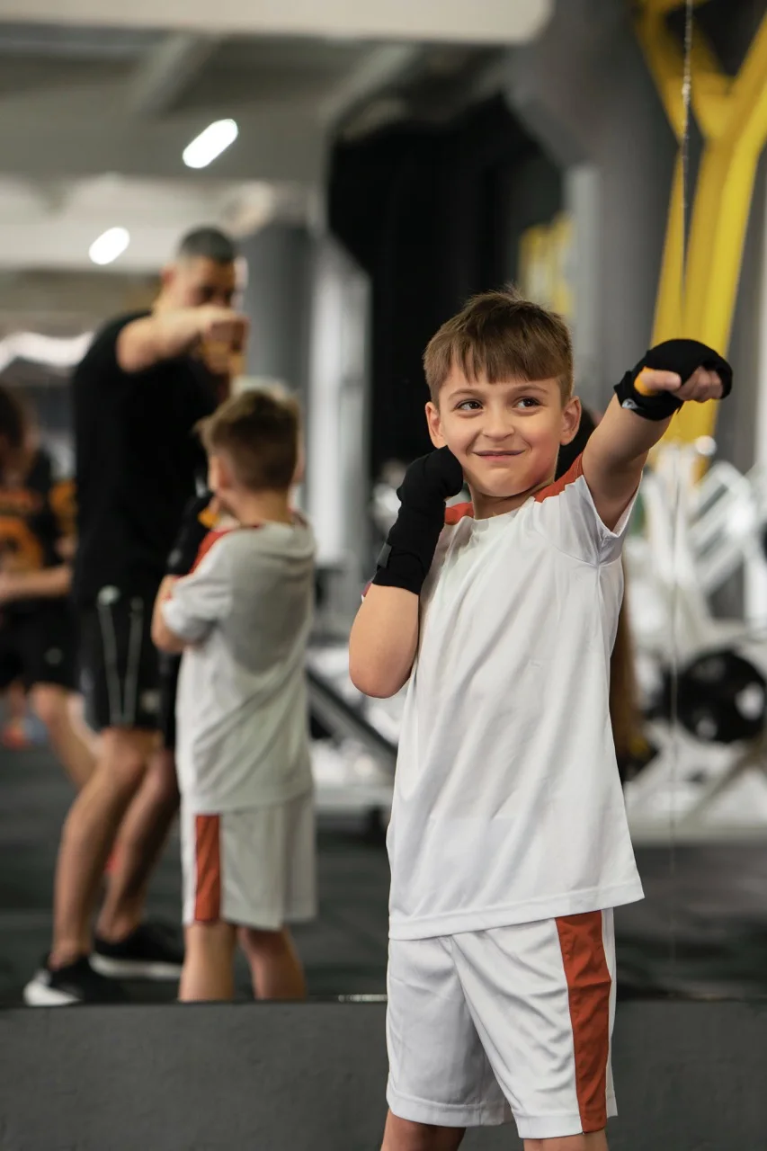 Kind beim angeleiteten Boxtraining im LifeForce Fitness