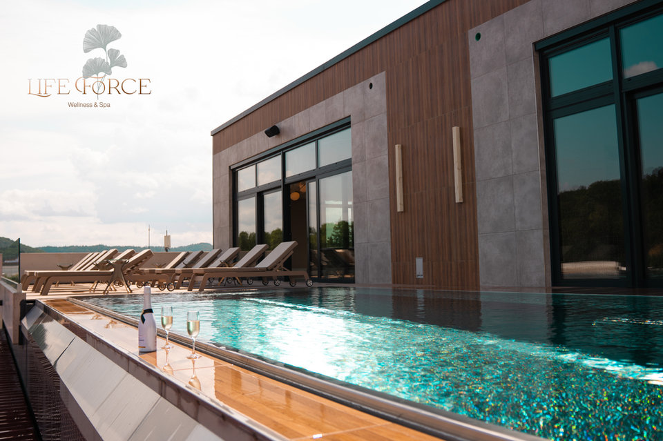 Beheizter Outdoor-Infinity-Pool mit Liegen entlang der Poolkante